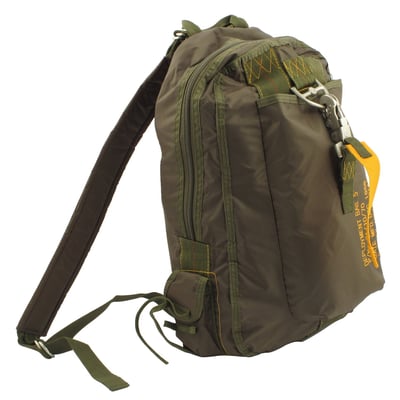 A 100% nylon parachute bag of Army Surplus with comfortable adjusting carrying straps. Features various parabag materials and with a real parachute closure for decoration.