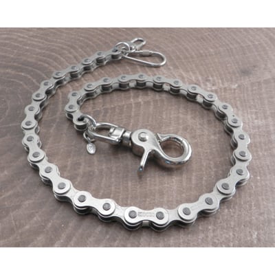 Silver; heavyweight nickle-plated steel chain; chain links 7/8" lenght by 1/4" width; the sturdy snap hook and dual wallet hook end-pieces adds approximately 3" to the chain length