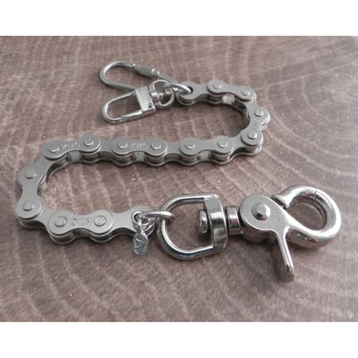 Silver; heavyweight nickle-plated steel chain; chain links 7/8" lenght by 1/4" width; the sturdy snap hook and dual wallet hook end-pieces adds approximately 3" to the chain length