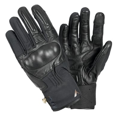 The By City Artic gloves are perfect for the colder days. Wind- and waterproof but still very comfortable to wear of the use of leather and softshell fabric. There is a touch function in index finger, knuckle protections, adjustable by velcro on wrist and CE approved for motorcycle, CE UNE-EN:13595:2015-CE. 