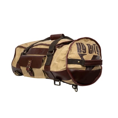 The By City Dakar Backpack, designed in the purest classic style without leaving aside the latest advances, are manufactured combining the best waxed cotton with the highest quality leather. They are designed to be used when riding a motorcycle and when you get off it. With its universal anchoring system you can easily anchor them to your bike, whether it’s our trunk model or panniers. To not forget your adventurous spirit this backpack has a wax coating making the outer fabric water repellent.