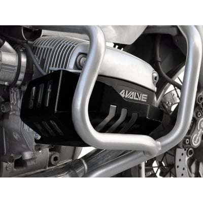 This cylinder protection fits the appearance of the BMW optimally and offers protection against stone chips. Made from black powdercoated aluminum and easy installation because it can be mounted to the original mounting points.