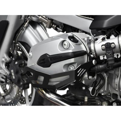 This cylinder protection fits the appearance of the BMW optimally and offers protection against stone chips. Made from black powdercoated aluminum and easy installation because it can be mounted to the original mounting points.