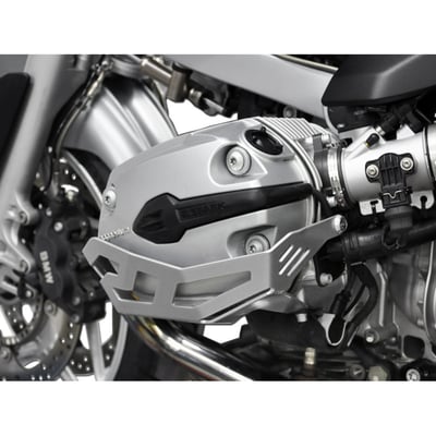 This cylinder protection fits the appearance of the BMW optimally and offers protection against stone chips. Made from silver powdercoated aluminum and easy installation because it can be mounted to the original mounting points.