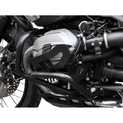 This cylinder protection fits the appearance of the BMW optimally and offers protection against stone chips. Made from black powdercoated aluminum and easy installation because it can be mounted to the original mounting points.