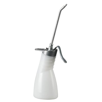 200cc with 135mm spout. Dimensions: 270mm high x 85mm to 60mm diameter. White HDPE (high density polyethylene) container with double-acting brass/zinc pump and an angled aluminum spout. Robust and virtually impact proof. The ball bearing mounted and gravity controlled suction tub enables the container to be almost completely emptied. Pump enables drip feed. With 2 ball valves. Sealing mechanism comes with drip collector pan.
Note: For optional parts see 599694 spout with micro sprayer and 599695 spout with applicator brush.