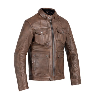 The John Doe Drifter leather jacket with its classic 80s look, stands out from all our previous leather jackets and continues to meet the highest standards of protection for motorcycle clothing. The Drifter leather jacket is certified to the AAA standard (EN17092:2-2020). Two chest pockets and two front pockets, secured with YKK press studs, provide additional storage space for your essentials, whether you are carrying your cell phone or other important items. The standout feature of this jacket is its vintage brown color, which embodies the timeless aesthetic of legendary styles. Discover the John Doe Drifter leather jacket today and experience the fusion of classic style and premium protection for your adventures on the bike.