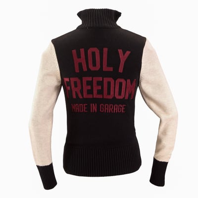 Built for the workshop, the road, and everything in between, the Holy Freedom Dirtrack zipped sweat delivers raw style with functional muscle. Made from 100% unbrushed emery cotton, it’s tough yet breathable, with a windproof front lining to keep the chill out. Distressed fabric edges, water-based prints, and a metallic zip give it that worn-in, worked-hard attitude. Finished with welt pockets and built to move.