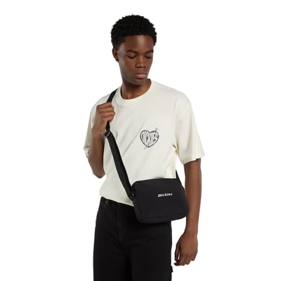The Dickies Enon pouch bag is a small crossbody bag. Made out of a durable 4.4oz polyamide, features include adjustable straps, internal pockets, zip closure, and contrast embroided script logo.