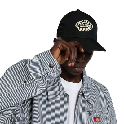 The Dickies Irondale trucker cap is a style curved peak cap with authentic Dickies detail and fabrication. Made with denim cotton twill, and featuring contrast embroidered logo and fabric back closure.