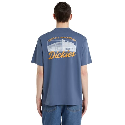 The Dickies Wellsville t-shirt is a relaxed fit t-shirt with authentic Dickies detail and artwork. Made with a 230GSM flex cotton, this t-shirt features side seam 
Dickies label, small left hand chest Dickies script logo, and large script logo with factory photo print graphic on the back. A comfortable everyday piece with 
nods to our heritage. 

• Relaxed fit
• 100% cotton
• 230 GSM