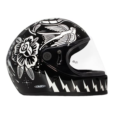 The DMD Rivale is a full-face helmet with an essential and refined design that meets all the modern safety standards without giving up on the comfort of a very light helmet. With so essential design it’s easy to forget there’s a real innovation and technology package within. Thanks to the new tri compound fiber, DMD has achieved a super compact helmet with all the modern security standard and a comfortable fitting. Features removable and washable liner, padded chin strap with double D-ring closure and the helmet is ECE-R22.06 approved. The Rivale is a full-face helmet that recalls the roaring years of Motorsport.