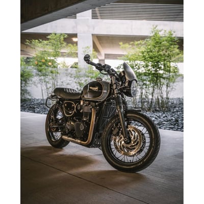 Brushed finish. Drawn from 5052 aluminum sheet material. Motone created the Airblade originally for the Triumph Bonneville T100 but the awsome windsplitter looks rub-off on anything its mounted to. All custom applications are yet to be discovered!