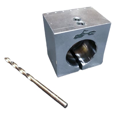 Optional cutting & drilling tooll to ease installation of 562728 OFC internal throttle grip for 1" handlebars.
Consists of a drilling/sawing device and a 3.3mm steel drill bit.
The handlebar needs to be shortened by 120mm on the throttle side.
The drilling aid serves as a "stop" for a straight cut.