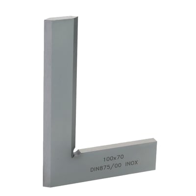 Tool steel, professional workshop quality. Flat 90 degree positioning square / control square for an exact 90° angle with tolerance within DIN 875-00 standards. 
- hardened tool steel 
- two black burnished, hardened and beveled edges 
- DIN 875 grade 00