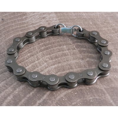 This classic bike chain bracelet of Amigaz with camo brown finnish is a real metal bike chain- made from real bike chain filled with attitude , this is a solid sturdy with a fold over clasp.