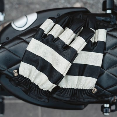 The Holy Freedom Pitt gloves are a nice cafe racer style glove with improved fitting, padded comfort liner, elastic wrist with a printed internal lining. It is made from full grain vintage waxed leather. The classic striped printed worker gloves with the cool looks.