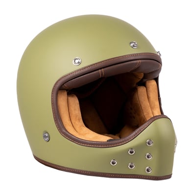 The By City Rock helmet incorporates the latest technological advances and developments to make its characteristics to be very light and ventilated. It has been designed for those who are looking for a classic aesthetic. With a very compact and refined design, with leather interiors and finishes, it has an easy to use double ring fastening system for a perfect fit. Removable and washable inner padding. The helmet is ECE/UN R.22.06 approved.